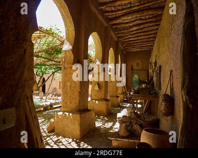 Im Inneren einer Terrasse in einer Kasbah befindet sich ein typisches und traditionelles Gebäude aus Ton und Stroh, erbaut in einer wunderschönen Oase in der Wüste von M Stockfoto