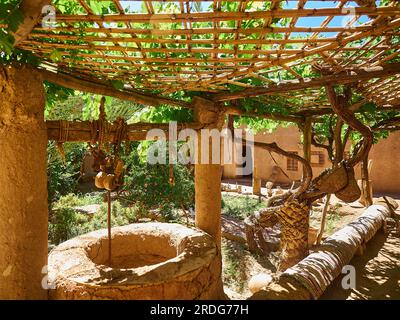 Im Inneren einer Terrasse in einer Kasbah befindet sich ein typisches und traditionelles Gebäude aus Ton und Stroh, erbaut in einer wunderschönen Oase in der Wüste von M Stockfoto