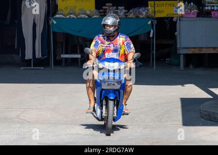 SAMUT PRAKAN, THAILAND, FEBRUAR 08 2023, Ein Mann fährt auf dem Marktplatz Motorrad Stockfoto