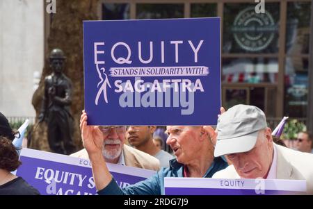 London, England, Großbritannien. 21. Juli 2023. Gewerkschaft der darstellenden Künste und Unterhaltungsindustrie veranstaltet eine Kundgebung auf dem Leicester Square in Solidarität mit dem Streik der sag-AFTRA. (Kreditbild: © Vuk Valcic/ZUMA Press Wire) NUR REDAKTIONELLE VERWENDUNG! Nicht für den kommerziellen GEBRAUCH! Stockfoto