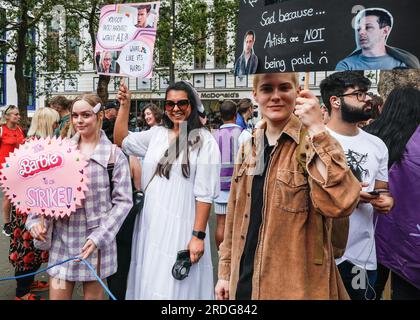 London, Großbritannien. 21. Juli 2023. GROSSBRITANNIEN Actors Union Equity veranstaltet heute eine Kundgebung auf dem Leicester Square in London (sowie in Manchester) zur Unterstützung von sag-AFTRA Strike. Viele aus der Unterhaltungsbranche, darunter auch einige bekannte Gesichter, sind zu der Veranstaltung gekommen. Kredit: Imageplotter/Alamy Live News Stockfoto