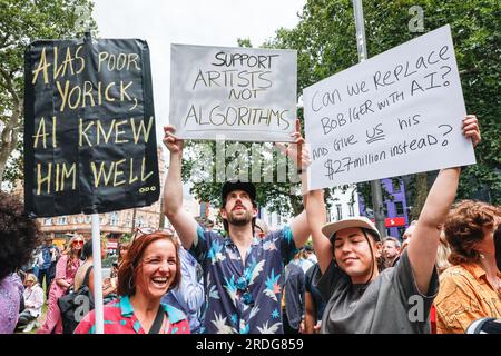 London, Großbritannien. 21. Juli 2023. GROSSBRITANNIEN Actors Union Equity veranstaltet heute eine Kundgebung auf dem Leicester Square in London (sowie in Manchester) zur Unterstützung von sag-AFTRA Strike. Viele aus der Unterhaltungsbranche, darunter auch einige bekannte Gesichter, sind zu der Veranstaltung gekommen. Kredit: Imageplotter/Alamy Live News Stockfoto