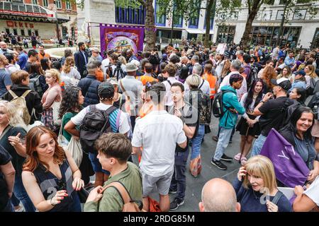 London, Großbritannien. 21. Juli 2023. GROSSBRITANNIEN Actors Union Equity veranstaltet heute eine Kundgebung auf dem Leicester Square in London (sowie in Manchester) zur Unterstützung von sag-AFTRA Strike. Viele aus der Unterhaltungsbranche, darunter auch einige bekannte Gesichter, sind zu der Veranstaltung gekommen. Kredit: Imageplotter/Alamy Live News Stockfoto