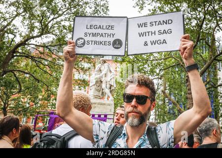 London, Großbritannien. 21. Juli 2023. GROSSBRITANNIEN Actors Union Equity veranstaltet heute eine Kundgebung auf dem Leicester Square in London (sowie in Manchester) zur Unterstützung von sag-AFTRA Strike. Viele aus der Unterhaltungsbranche, darunter auch einige bekannte Gesichter, sind zu der Veranstaltung gekommen. Kredit: Imageplotter/Alamy Live News Stockfoto