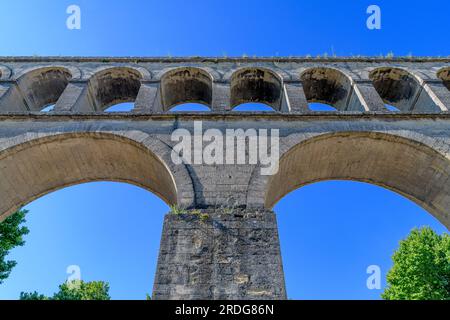 Das Saint-Clément Aquädukt von Montpellier verbindet die Grande Source in Saint-Clément-de-Rivière mit dem Wasserturm an der Promenade du Peyrou in Montpellier Stockfoto