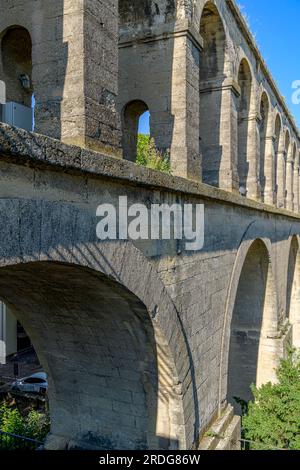 Das Saint-Clément Aquädukt von Montpellier verbindet die Grande Source in Saint-Clément-de-Rivière mit dem Wasserturm an der Promenade du Peyrou in Montpellier Stockfoto