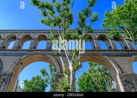 Das Saint-Clément Aquädukt von Montpellier verbindet die Grande Source in Saint-Clément-de-Rivière mit dem Wasserturm an der Promenade du Peyrou in Montpellier Stockfoto