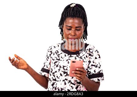 Porträt einer schönen, reifen Frau, die ein Handy benutzt. Stockfoto