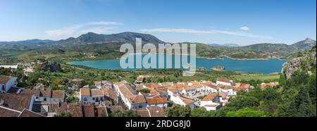 Panoramablick aus der Vogelperspektive auf den Reservoir Lake mit Sierra de Lijar - Zahara de la Sierra, Andalusien, Spanien Stockfoto