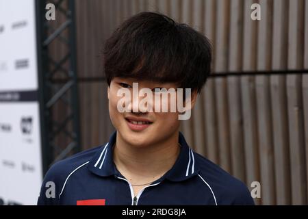 Mogyorod, Ungarn. 21. Juli 2023. Yuki Tsunoda von AlphaTauri auf der Koppel, bevor es vor dem Großen Preis von Ungarn F1 zum freien Training kommt. Kredit: Marco Canoniero/Alamy Live News Stockfoto