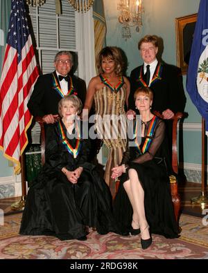 Die 2005 Kennedy Center Honorees posieren für ein „Klassenfoto“. Hintere Reihe, von links nach rechts: Sängerin Tony Bennett, Sängerin Tina Turner, Schauspieler Robert Redford; vordere Reihe, von links nach rechts: Schauspielerin Julie Harris und Balletttänzerin Suzanne Farrell im United States Department of State Harry S. Truman Building in Washington, D.C., am 3. Dezember 2005 in Washington, D.C..Guthaben: Carol Pratt über CNP Stockfoto