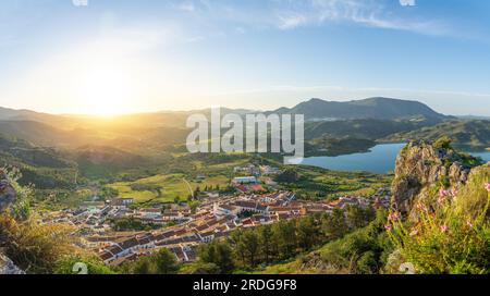 Panoramablick aus der Vogelperspektive auf Zahara de la Sierra und Reservoir Lake bei Sonnenuntergang - Zahara de la Sierra, Andalusien, Spanien Stockfoto