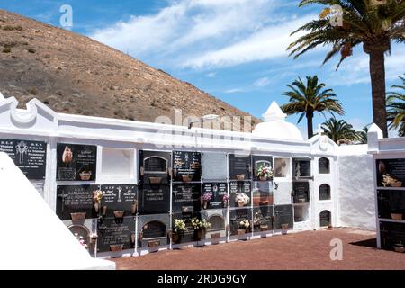 Interment-Methode auf einem Dorffriedhof, Schlitze in einer Mauer, auf der Insel Lanzarote, Kanarische Inseln, Spanien Stockfoto