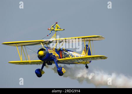 Aerosuperbatics Butterly Wingwalkers zeigen ein Team, das auf der Biggin Hill Airshow fliegt. Boeing Stearman Doppeldecker mit Flügelläufer Poppy Dover. Weiblich Stockfoto