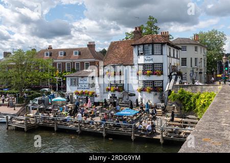 The Angel on the Bridge Pub in Henley-on-Thames, Oxfordshire, England, Großbritannien, an einem Sommertag sitzen Leute draußen Stockfoto