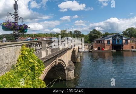 Blick auf die Henley Bridge und die Themse an einem sonnigen Sommertag, Henley-on-Thames, Oxfordshire, England, Großbritannien Stockfoto