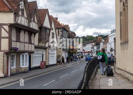 Touristen mit Gepäckkoffern, die in Henley-on-Thames, einer malerischen Stadt in Oxfordshire, England, ankommen