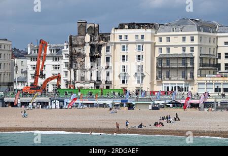 Brighton UK 21. Juli 2023 - Besucher am Brighton Meer und Strand am ausgebrannten Royal Albion Hotel an einem Tag voller Sonne und Wolken : Credit Simon Dack / Alamy Live News Stockfoto