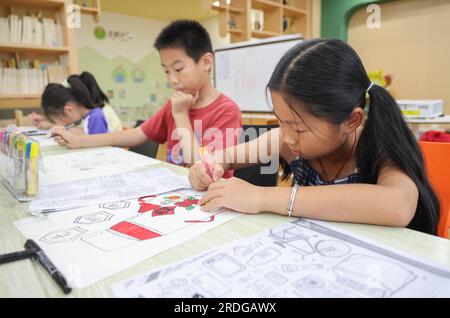 (230721) -- PEKING, 21. Juli 2023 (Xinhua) -- Kinder lernen Malerei im Lanshan-Bezirk der Stadt Linyi, Ostchina-Provinz Shandong, 21. Juli 2023. (Foto: Xu Chuanbao/Xinhua) Stockfoto