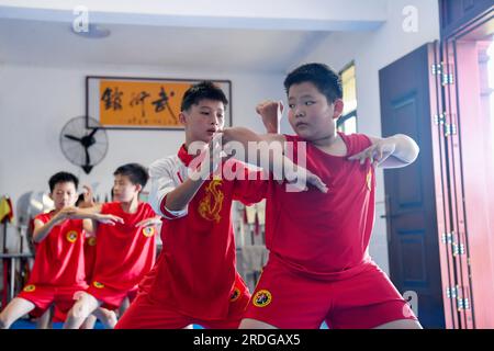 (230721) -- PEKING, 21. Juli 2023 (Xinhua) -- Teenager üben Kampfsport im Baima Village im Yuanzhou District in Yichun City, Ostchina Provinz Jiangxi, 21. Juli 2023. (Foto: Zhou Liang/Xinhua) Stockfoto