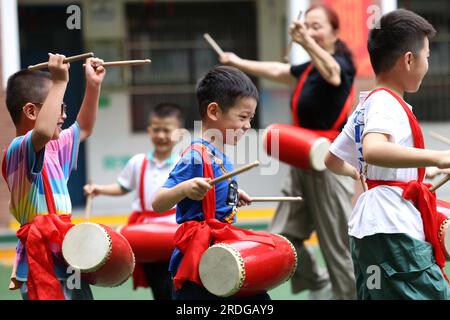 (230721) -- PEKING, 21. Juli 2023 (Xinhua) -- Kinder üben Taillenbandage in Hefei, Ostchina Provinz Anhui, 21. Juli 2023. (Foto: Xie Chen/Xinhua) Stockfoto