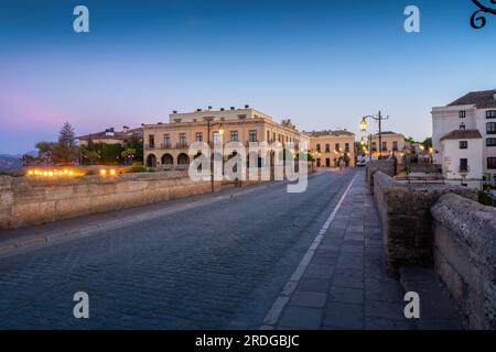 Puente Nuevo Bridge Street bei Sonnenaufgang - Ronda, Andalusien, Spanien Stockfoto