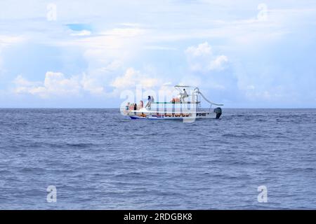 März 14 2023 - Samara, Guanacaste in Costa Rica: Bootsausflug zur Beobachtung von Delfinen im Pazifik Stockfoto