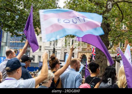 London, Großbritannien. 21. Juli 2023. Die Gewerkschaft der darstellenden Künste und Unterhaltungsindustrie, Equity, organisierte einen Protest am Leicester Square, direkt vor der William Shakespeare Statue. Sie bekundeten Solidarität mit dem Streik der sag-AFTRA und äußerten ihre Einwände gegen den Einsatz von KI gegenüber menschlichen Talenten in der Filmindustrie. Kredit: Sinai Noor/Alamy Live News Stockfoto