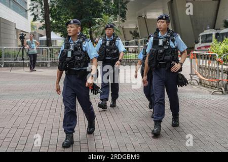 Hongkong, China. 21. Juli 2023. Polizeibeamte patrouillieren vor dem Gerichtsgebäude. Am 21. Juli 2023 erscheint Ronson Chan, eine prominente Journalistin aus Hongkong und Vorsitzender der Hong Kong Journalists Association, vor dem West Kowloon Law Courts Building, um sich der Anklage zu stellen, einen Polizeibeamten bei der ordnungsgemäßen Erfüllung seiner Pflichten und einen Amtsträger behindert zu haben. Die Gerichtssitzung ist die Fortsetzung eines teilweise verhandelten Falles, in dem Chan involviert ist. (Foto: Michael Ho Wai Lee/SOPA Images/Sipa USA) Guthaben: SIPA USA/Alamy Live News Stockfoto