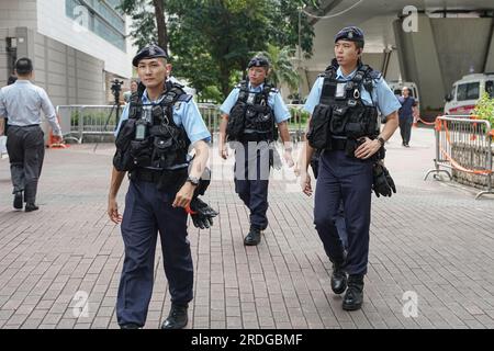 Hongkong, China. 21. Juli 2023. Polizeibeamte patrouillieren vor dem Gerichtsgebäude. Am 21. Juli 2023 erscheint Ronson Chan, eine prominente Journalistin aus Hongkong und Vorsitzender der Hong Kong Journalists Association, vor dem West Kowloon Law Courts Building, um sich der Anklage zu stellen, einen Polizeibeamten bei der ordnungsgemäßen Erfüllung seiner Pflichten und einen Amtsträger behindert zu haben. Die Gerichtssitzung ist die Fortsetzung eines teilweise verhandelten Falles, in dem Chan involviert ist. (Foto: Michael Ho Wai Lee/SOPA Images/Sipa USA) Guthaben: SIPA USA/Alamy Live News Stockfoto