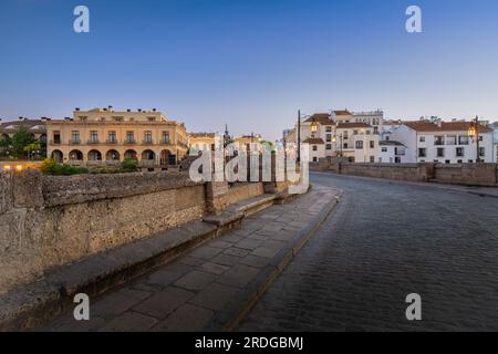 Puente Nuevo Bridge Street bei Sonnenaufgang - Ronda, Andalusien, Spanien Stockfoto