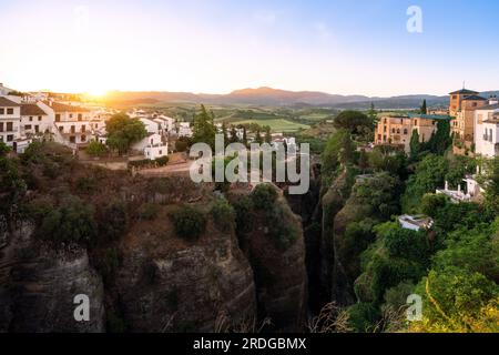 El Tajo Canyon bei Sonnenaufgang mit Cuenca Gärten, Casa del Rey Moro und Puente Viejo Brücke - Ronda, Andalusien, Spanien Stockfoto