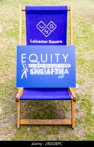 London, Großbritannien. 21. Juli 2023. Die Gewerkschaft der darstellenden Künste und Unterhaltungsindustrie, Equity, organisierte einen Protest am Leicester Square, direkt vor der William Shakespeare Statue. Sie bekundeten Solidarität mit dem Streik der sag-AFTRA und äußerten ihre Einwände gegen den Einsatz von KI gegenüber menschlichen Talenten in der Filmindustrie. Kredit: Sinai Noor/Alamy Live News Stockfoto