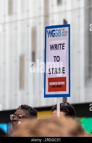 London, Großbritannien. 21. Juli 2023. Die Gewerkschaft der darstellenden Künste und Unterhaltungsindustrie, Equity, organisierte einen Protest am Leicester Square, direkt vor der William Shakespeare Statue. Sie bekundeten Solidarität mit dem Streik der sag-AFTRA und äußerten ihre Einwände gegen den Einsatz von KI gegenüber menschlichen Talenten in der Filmindustrie. Kredit: Sinai Noor/Alamy Live News Stockfoto