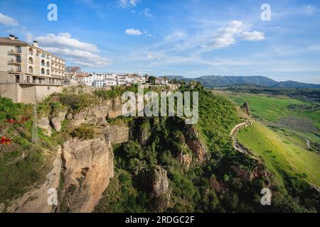 Blick auf die Gebäude von Ronda über die Klippen mit Mauern und Tal - Ronda, Andalusien, Spanien Stockfoto