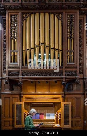 Corstorphine Old Parish Church, Edinburgh, Schottland, Großbritannien, 21. Juli 2023. Scotland Churches Trust Recording Project: Die Kirche von Schottland besitzt fast die Hälfte der Kirchen des Landes und überprüft derzeit ihr Immobilienportfolio, da weniger Gläubige anwesend sind. Das Projekt versucht, Inhalte aufzuzeichnen, bevor sie verloren gehen. Diese Kirche ist derzeit nicht bedroht und gibt den Freiwilligen die Möglichkeit, die Verwendung der App zu üben, um Inschriften zu messen, aufzuzeichnen und Objekte und Merkmale zu dokumentieren. Abbildung: Freiwilliger Sybil Cavanagh zeichnet Informationen über das Organ auf. Kredit: Sally Anderson/Alamy Live News Stockfoto