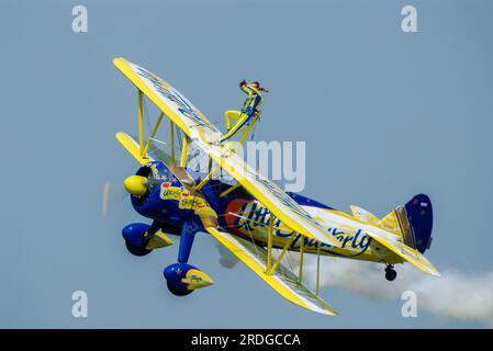 Aerosuperbatics Butterly Wingwalkers zeigen ein Team, das auf der Biggin Hill Airshow fliegt. Boeing Stearman Doppeldecker mit Flügelläufer Poppy Dover. Weiblich Stockfoto