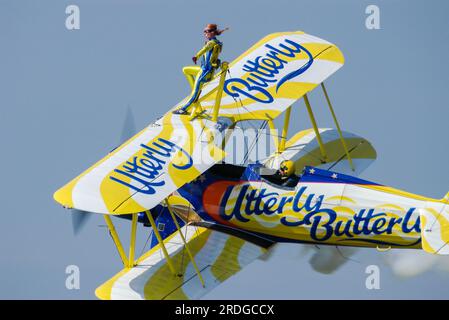 Aerosuperbatics Butterly Wingwalkers zeigen ein Team, das auf der Biggin Hill Airshow fliegt. Boeing Stearman Doppeldecker mit Flügelläufer Poppy Dover. Weiblich Stockfoto