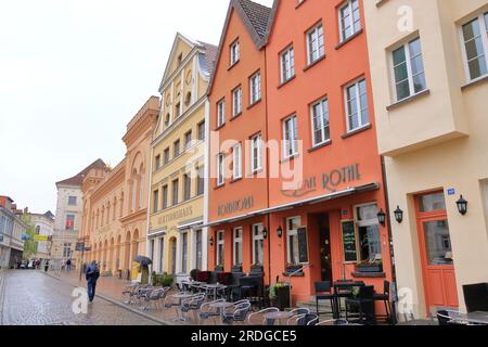 Mai 06 2023 - Schwerin, Mecklenburg-Vorpommern in Deutschland: Historische Gebäude und Stadtleben in der Schweriner Altstadt Stockfoto