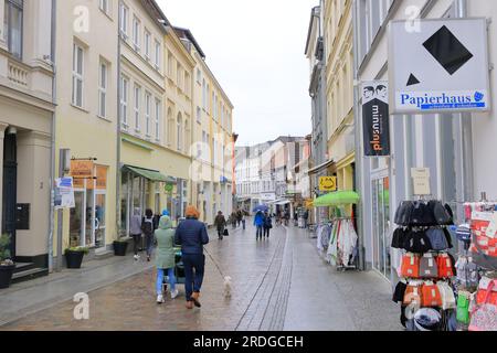 Mai 06 2023 - Schwerin, Mecklenburg-Vorpommern in Deutschland: Historische Gebäude und Stadtleben in der Schweriner Altstadt Stockfoto