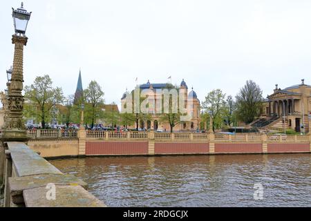 Mai 06 2023 - Schwerin, Mecklenburg-Vorpommern in Deutschland: Das Staatstheater in der Nähe des Landesmuseums Schwerin Stockfoto