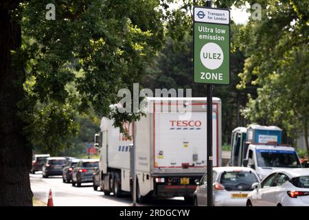 Am 21. Juli 2023 in London, England, passieren Sie am South Circular in East Dulwich ein ULEZ-Schild (Ultra Low Emission Zone). Der Londoner Bürgermeister Sadiq Khan, der von seinem konservativen Vorgänger Boris Johnson vorgestellt wurde, möchte die ULEZ-Region auf ein größeres London ausdehnen, um ältere Fahrzeuge wie verschmutzende Dieselfahrzeuge und Benzinfahrzeuge zu erschließen, eine umstrittene Luftqualitätspolitik zur Senkung giftiger Emissionen, die der Gesundheit von 1 von 10 Kindern schaden. Fahrer von nicht befreiten Fahrzeugen können nach Zahlung einer Tagesgebühr von £12,50 USD in die ULEZ einreisen – oder sie müssen eine Gebühr von £160 USD zahlen. Stockfoto