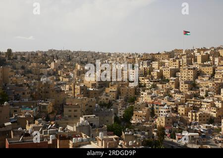 Jordanische Flagge, die von der Zitadelle, dem Berg Jabal al-Qala'a, Amman, Jordanien, über Amman fliegt Stockfoto