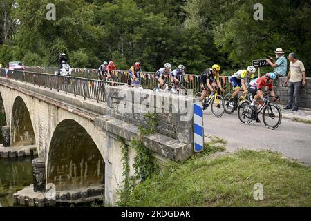 Poligny, Frankreich. 21. Juli 2023. Die Abtrünnige Gruppe, die in Phase 19 des Radrennen Tour de France von Moirans-en-Montagne nach Poligny (172, 8 km), Frankreich, am Freitag, den 21. Juli 2023 abgebildet wurde. Die diesjährige Tour de France findet vom 01. Bis 23. Juli 2023 statt. BELGA FOTO ALEX BROADWAY Kredit: Belga News Agency/Alamy Live News Stockfoto