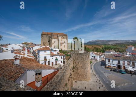 Tor und Mauern der Puerta de Almocabar und Kirche des Heiligen Geistes (Iglesia del Espiritu Santo) - Ronda, Andalusien, Spanien Stockfoto