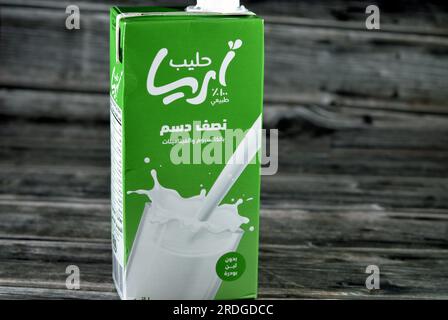 Kairo, Ägypten, Juli 15 2023: ARIA Half Cream Fresh Kuw's Milk Karton Flasche 1 1 Liter mit Calcium und Vitaminen, selektiver Fokus von Aria Nat Stockfoto