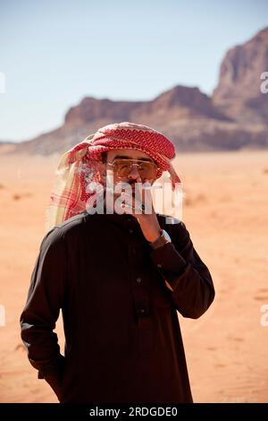 Porträt des Rauchens der Beduinen, Wadi Rum, Aquaba, Jordanien Stockfoto