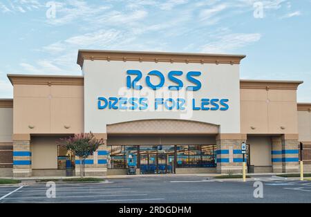 Houston, Texas, USA 07-04-2023: Ross Dress for Less Modeshop Exterieur und Parkplatz in Houston, Texas. Amerikanische Einzelhandelskette. Stockfoto