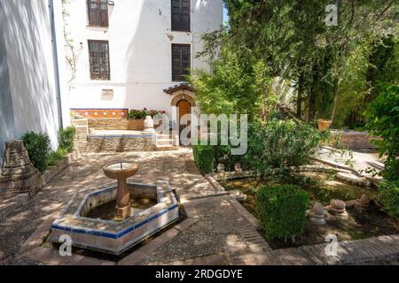 Springbrunnen im Innenhof des Mondragon Palastes und Museums - Ronda, Andalusien, Spanien Stockfoto