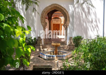 Springbrunnen im Innenhof des Mondragon Palastes und Museums - Ronda, Andalusien, Spanien Stockfoto